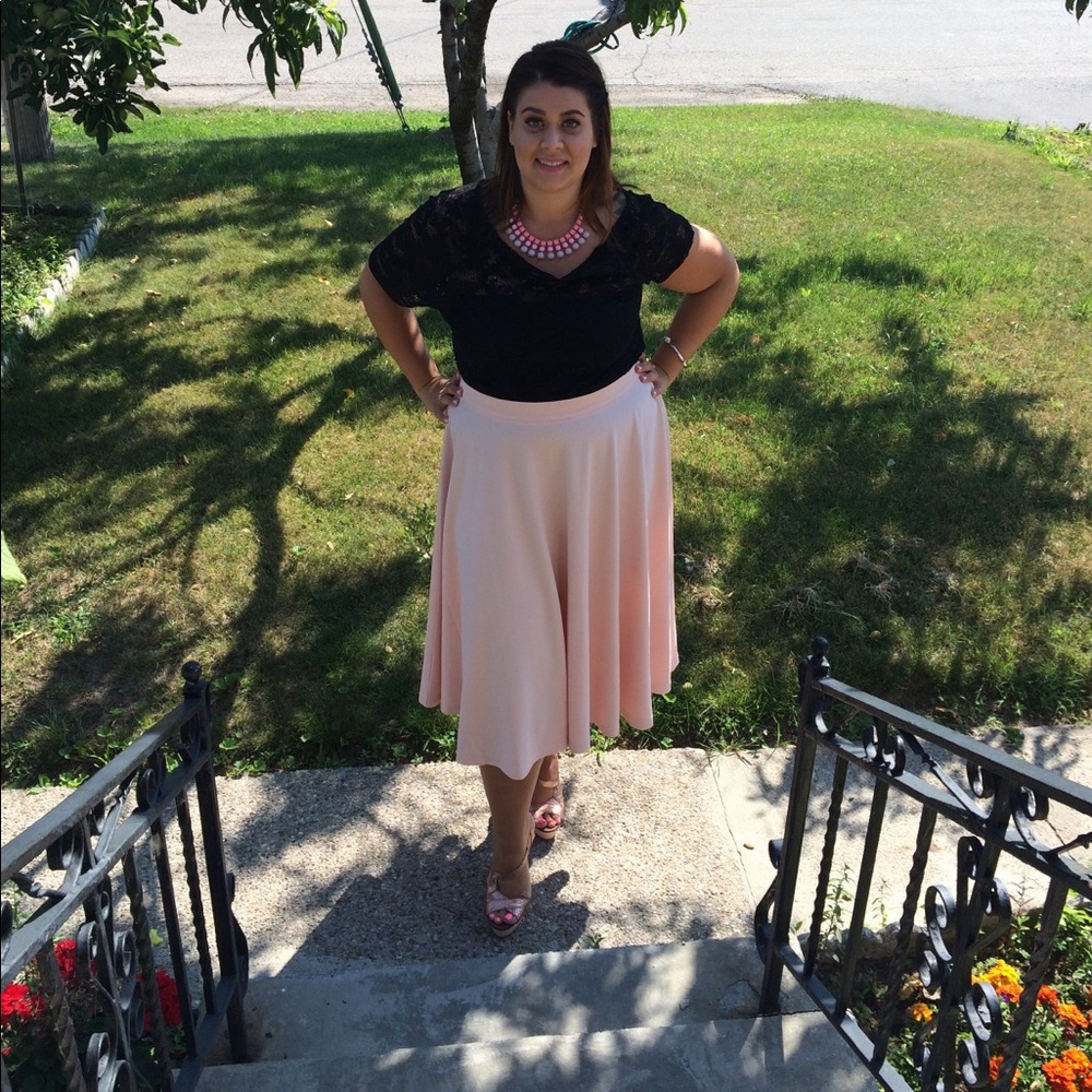 High-rise flowing skirt!
